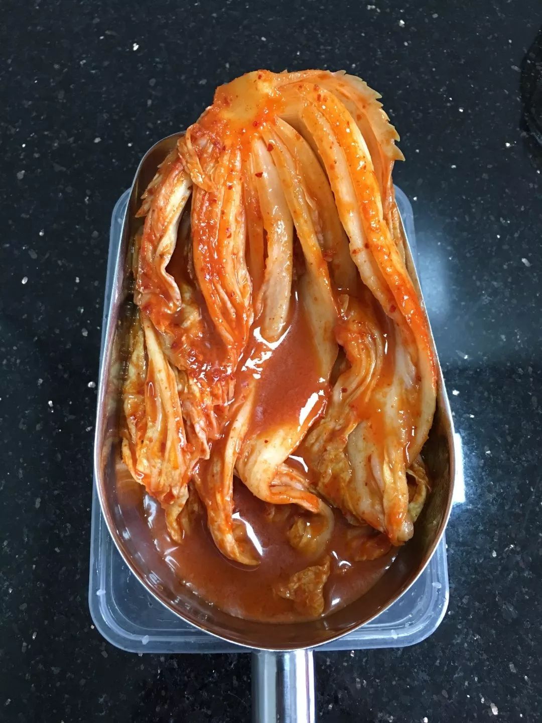 她连续三年，走遍大半个韩国学习传统泡菜，改良后的泡菜，要排单一个星期以上才能买到！