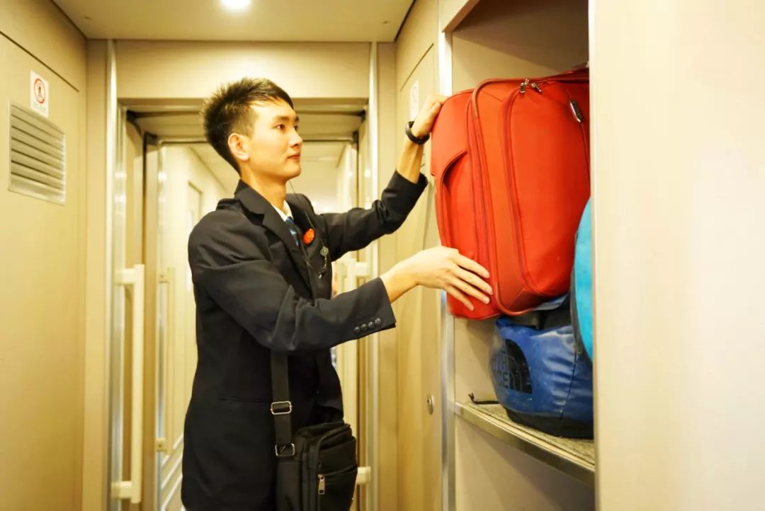 铁路迎返程高峰增开列车确保返程,铁路部门增开列车方便旅客出行