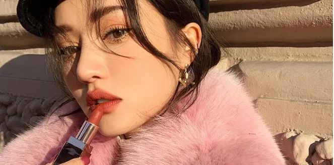 被毁掉奢侈品的女孩,女孩被口红毁掉的图片