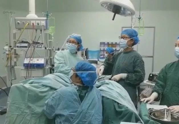 女子怀孕发现自己羊水破了,女子怀孕肚子里却空空如也