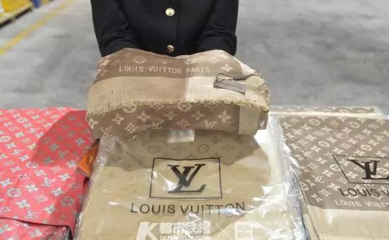 淘宝买的2600的LV围巾是正品吗,免费鉴定lv围巾