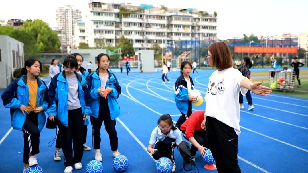 向劳动模范们致敬,向全国所有的劳动模范致敬