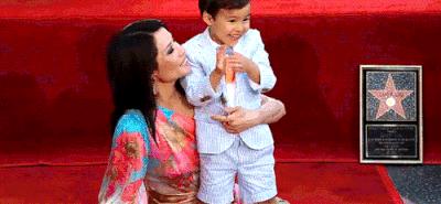 她是好莱坞最红华裔女星，50岁自导自演9.3高分剧