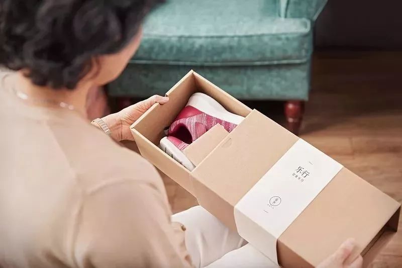 专为父母设计的健步鞋，防滑轻巧、透气时髦，我们自己穿也行！