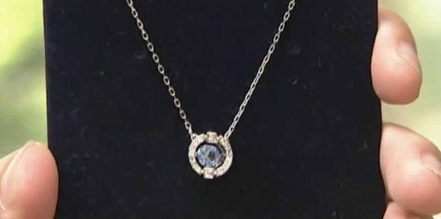 男朋友送假的施华洛世奇,男友送包去店里发现是假货