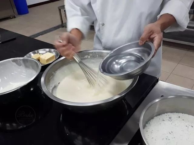 奶油奶冻蛋糕卷 (奶冻蛋糕卷如何做)