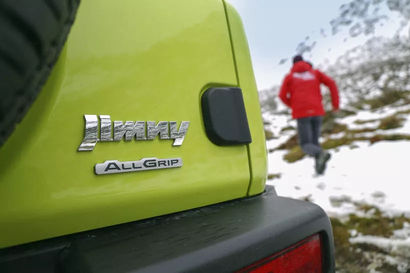 铃木吉姆尼试驾视频,硬朗的造型全新铃木吉姆尼实车