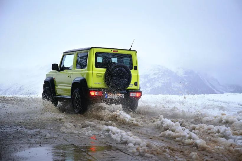 铃木吉姆尼试驾视频,硬朗的造型全新铃木吉姆尼实车
