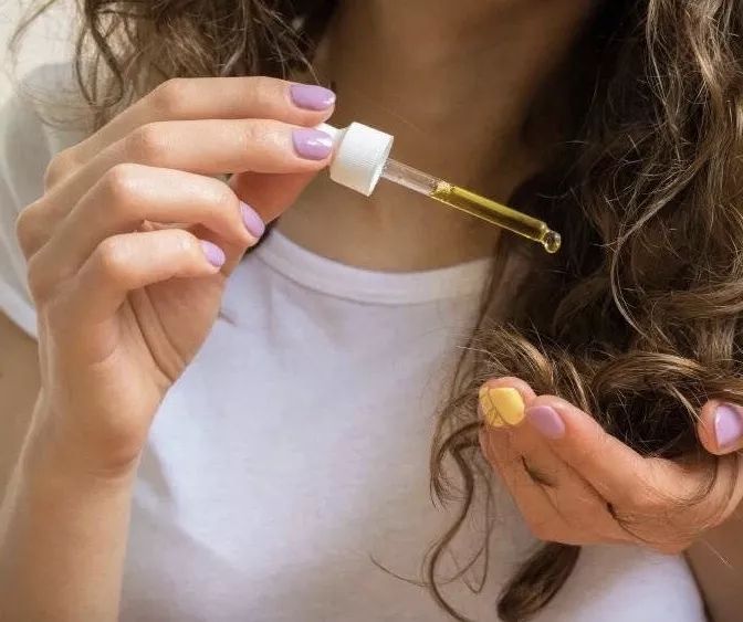 美人计|朴信惠和允儿的发色真显肤白啊！