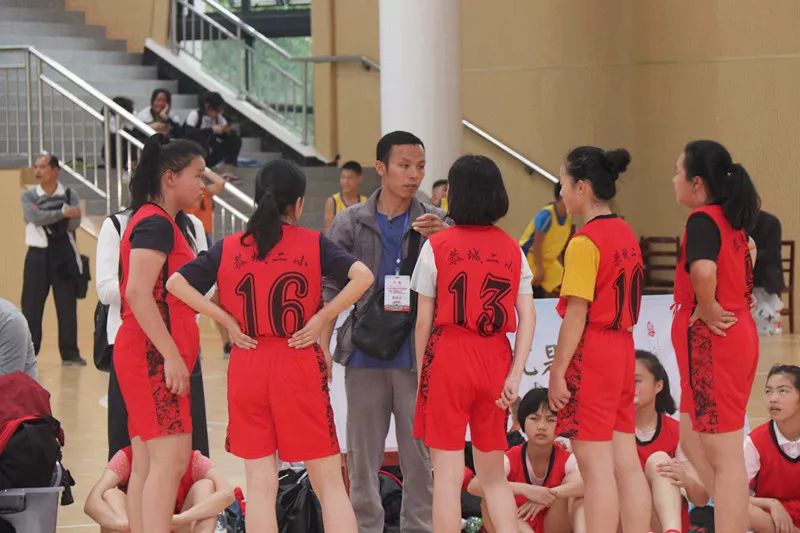 桂林小学篮球比赛,气势如虹开门红展示