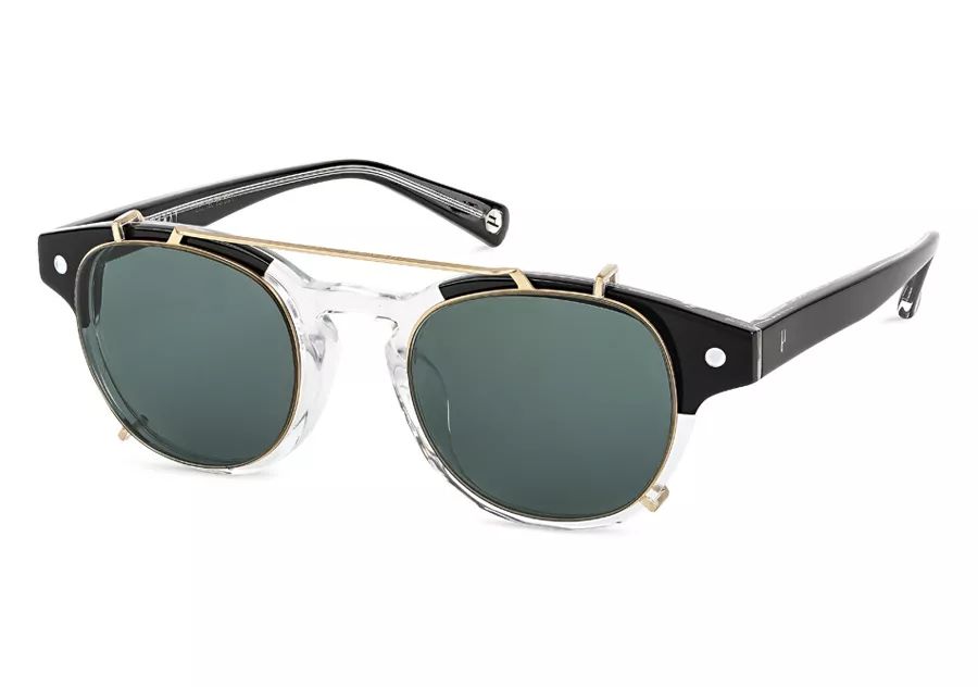 “诶？我的眼镜儿呢？”