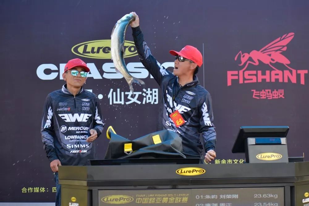 荣耀冠军夺冠,荣耀摘得年度盛典比赛