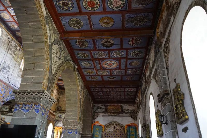 从丽江到茨中:菜场买恶魔果实、修道院酿酒士、高原油泼面……开启了无数的第一次|香格里拉环线(上)