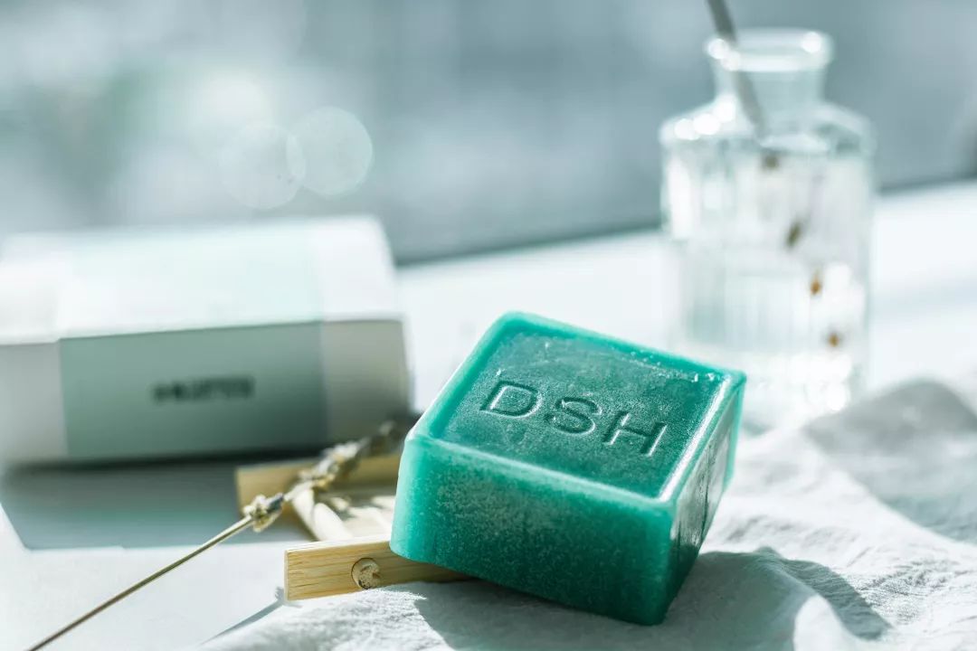 为什么能从鼻头上挤出白色的东西,鼻子挤出来的白丝是什么