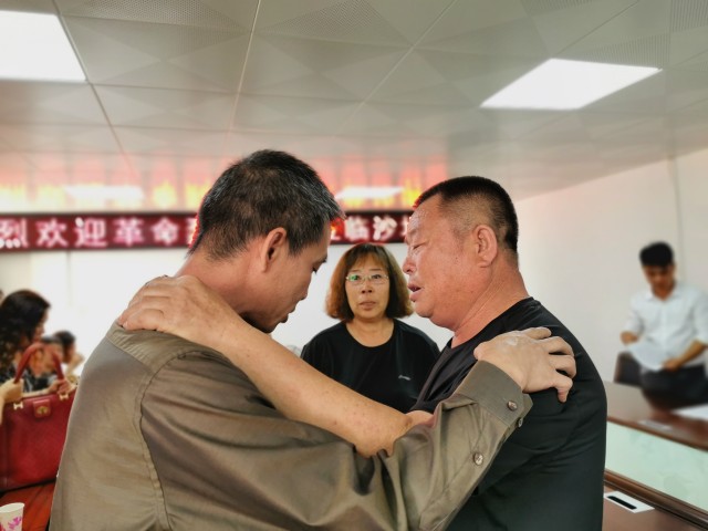 迎接志愿军遗骸两位80岁老兵,时隔70余载烈士与家人“团聚”