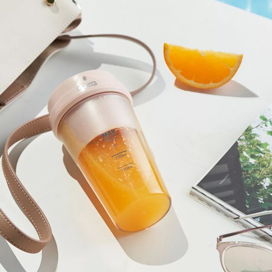 制作一杯很好喝的果汁,大家用榨汁杯榨好喝的果汁