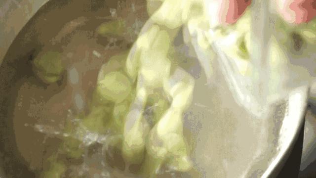 4岁孩子吃下两勺菜,4岁小孩吃下两勺菜