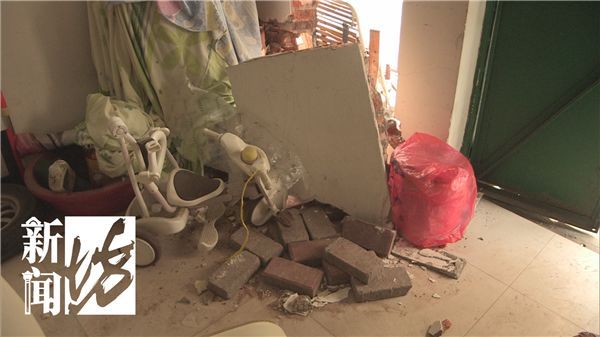 轿车失控撞飞多人,可怕小轿车突然失控撞飞路边行人