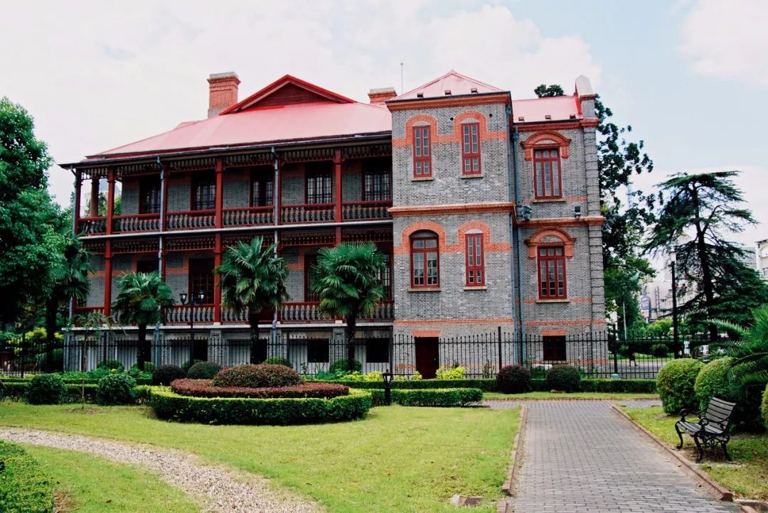 江苏同上海交界一桥之隔,上海苏州一河之隔