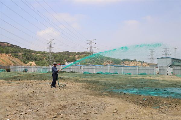 青科大团队研发出抑尘“神器”：裸土披“绿膜”告别扬尘