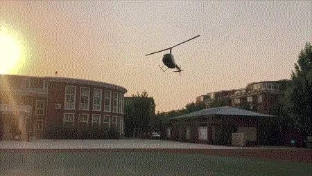 家长硬核开豪车送学生上学,把直升机开进学校