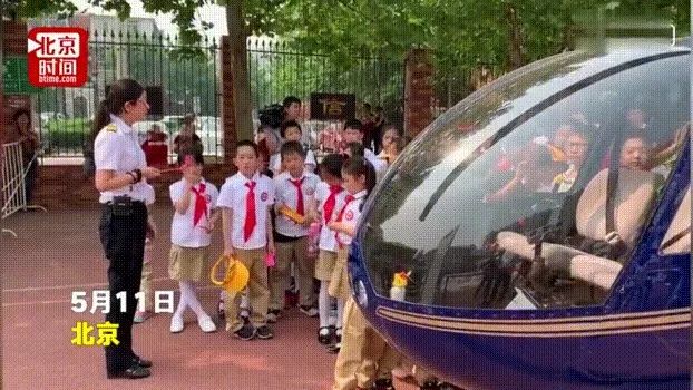 家长硬核开豪车送学生上学,把直升机开进学校
