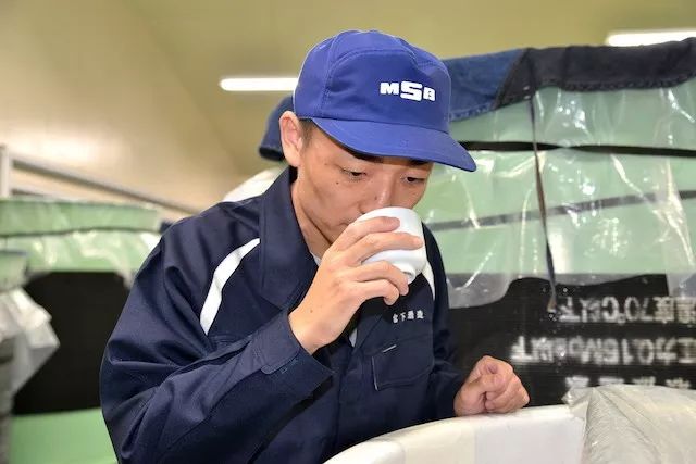 别感叹空留遗憾,趁现在带上好酒陪父亲喝两杯