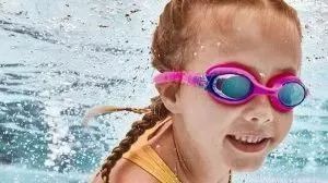 宝宝海边玩沙玩水,带娃最轻松方式莫过于挖沙