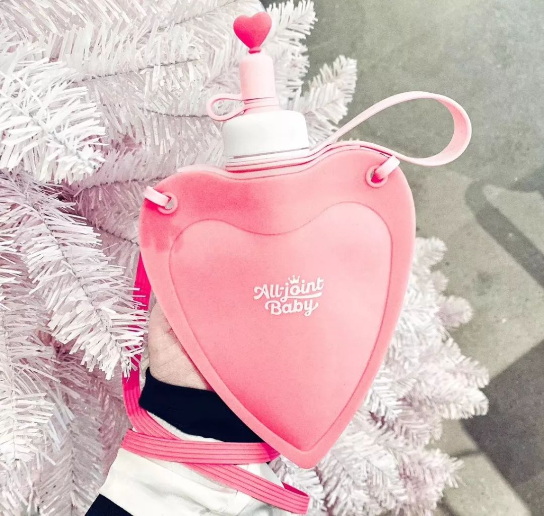 可以折叠的水壶好有创意,可以拉出来的爱心包包