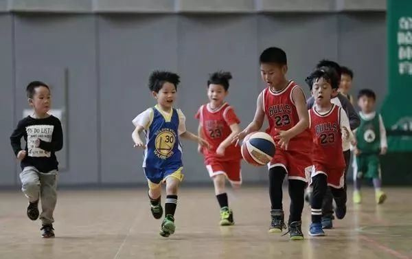 「亲子」扬州的家长注意了！只需9.9元！篮羽足球体验课正疯狂拼团中！手慢无！