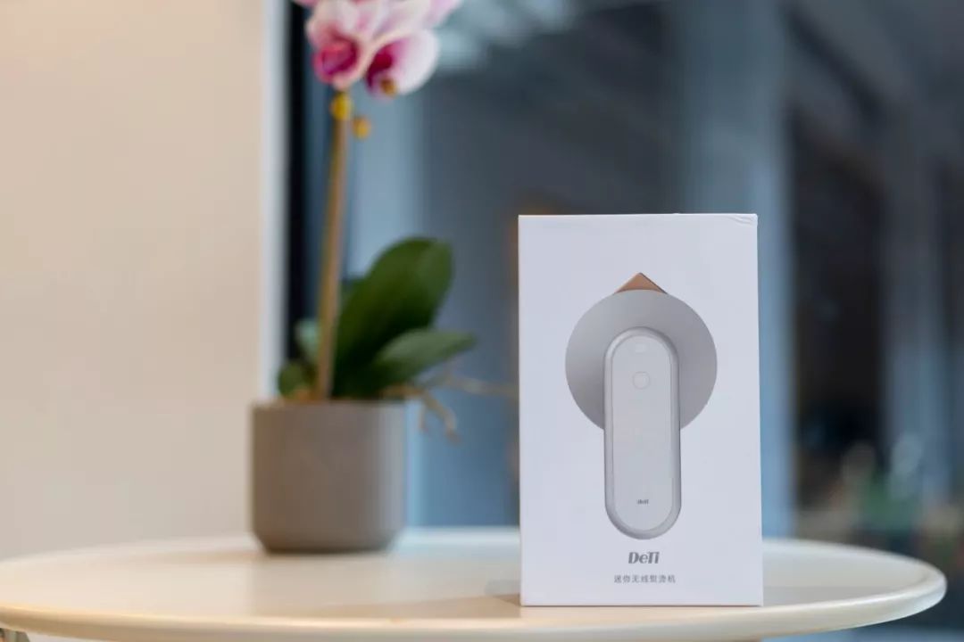 「海淘」OMG！这个巴掌大的电熨斗，不插电不加水能烫衣服，还能当充电宝