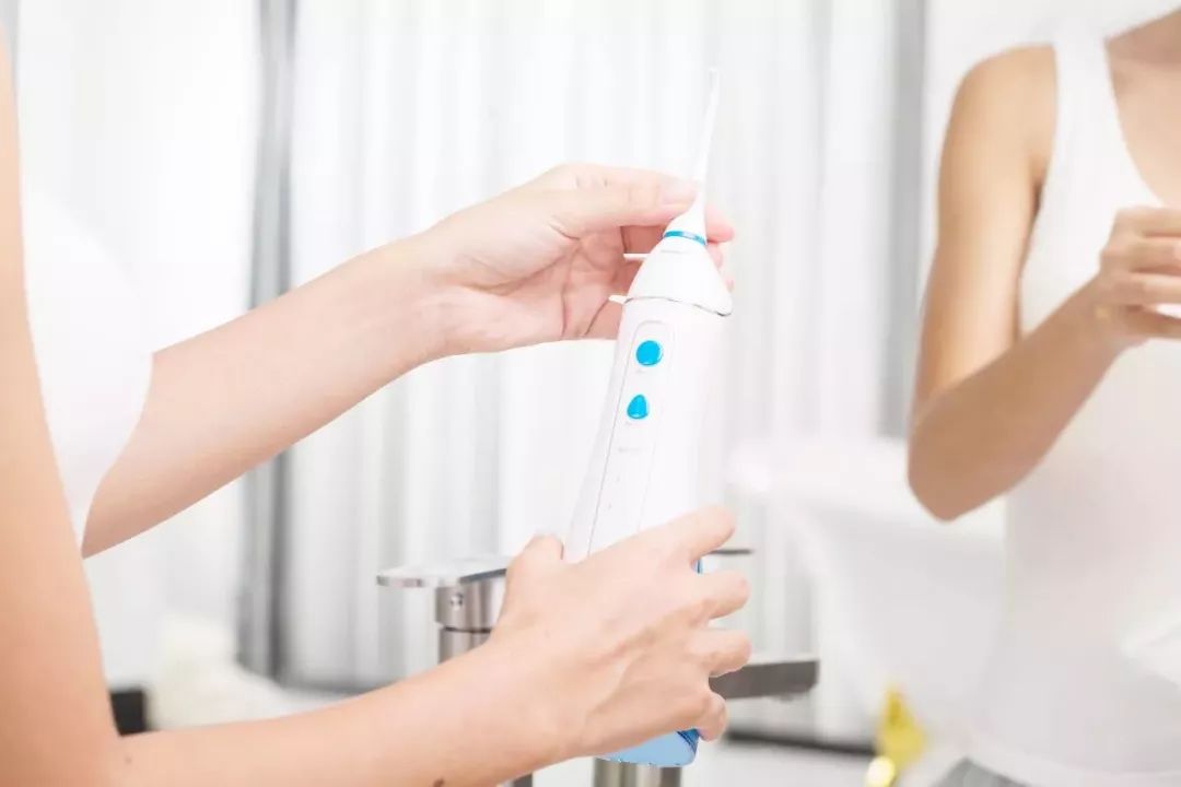 总被牙周炎、牙龈出血困扰?你可能需要冲牙器