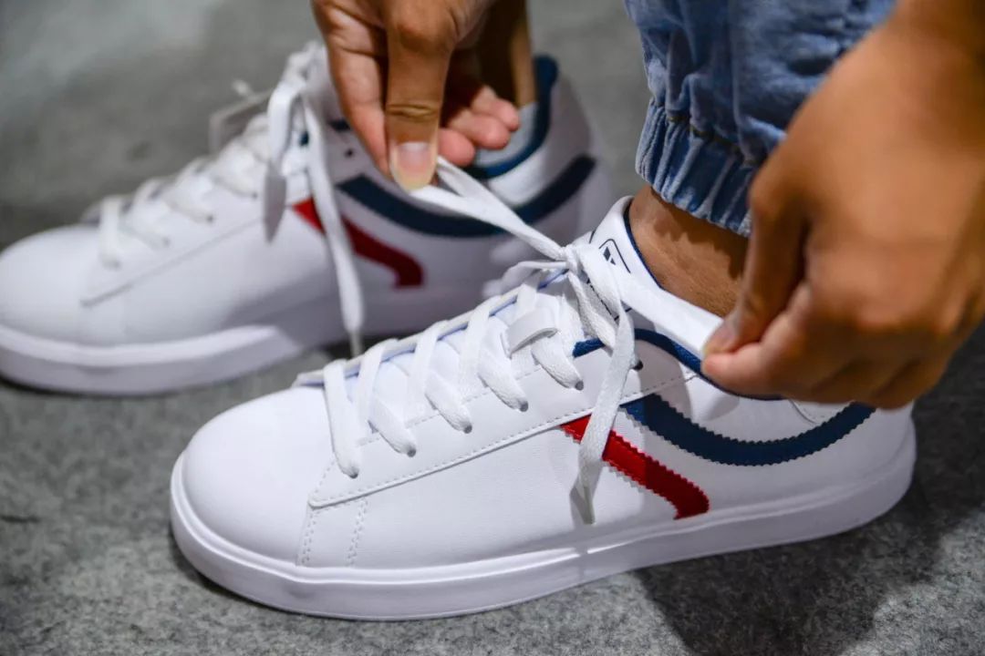 全场1折起！特步、金利来、碟愫、莱尔斯丹鞋子大特卖，最便只要50元！