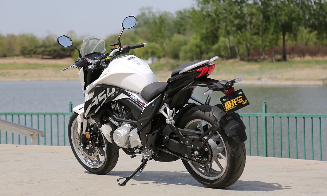 车评：24780元起，表现均衡易上手的双缸街车——KP350