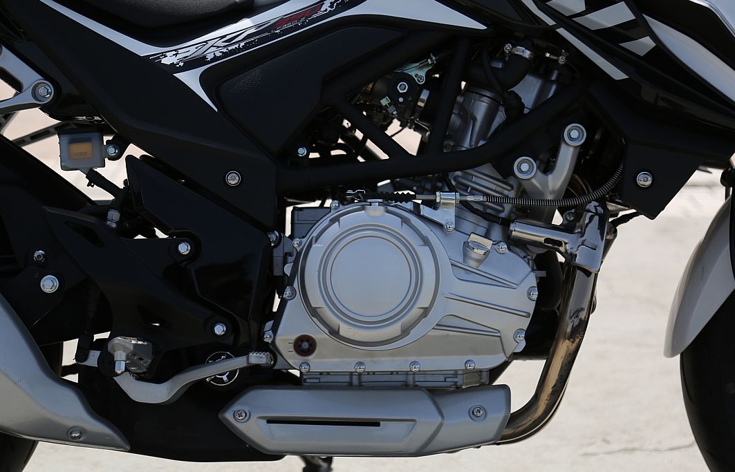 车评：24780元起，表现均衡易上手的双缸街车——KP350