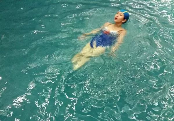 她地震中失去双腿,她在汶川地震失去双腿及女儿