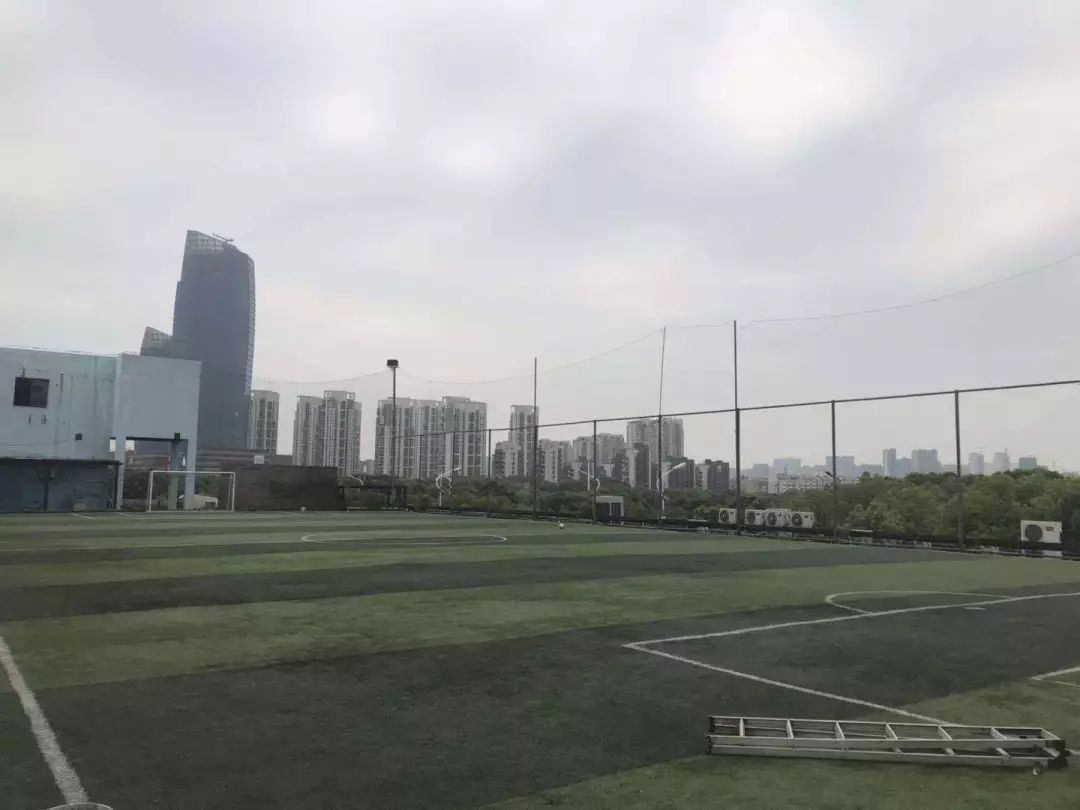 屋顶空中足球场,百信广场空中足球场