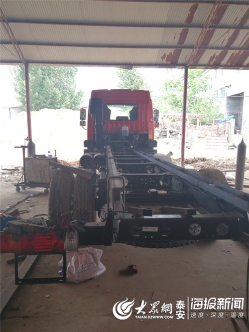 交警查获非法改装窝点,一非法改装窝点被查处