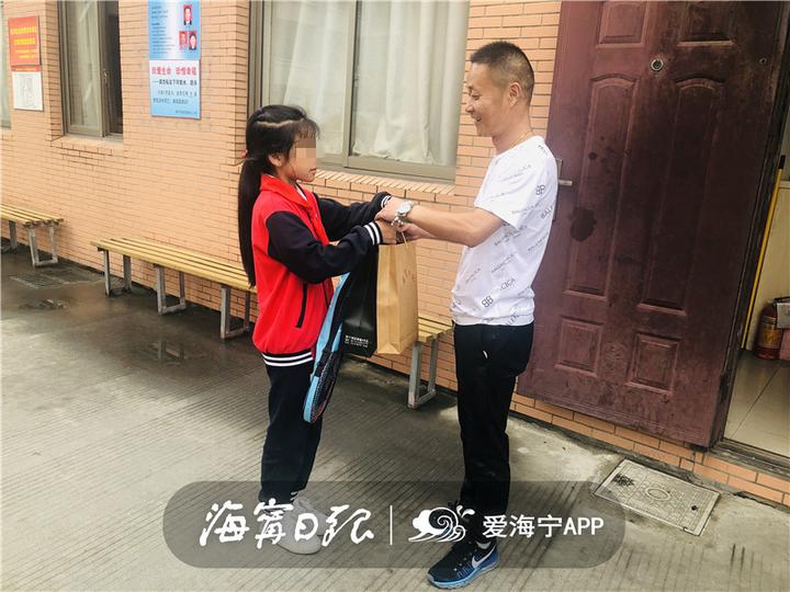 今天，海宁有61个小朋友收到神秘礼物，圆“小小心愿”