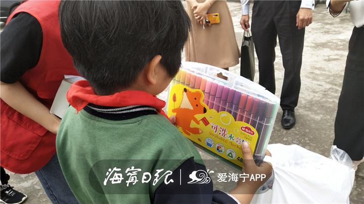 意外收到小朋友的礼物,小朋友收到神秘礼物