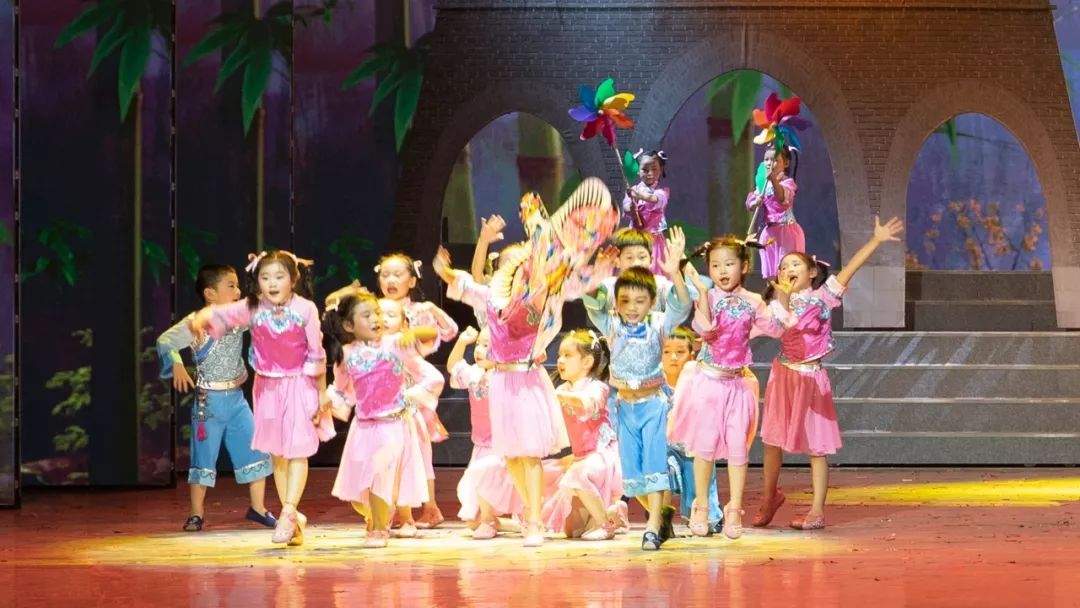 高清大图:“蓝天娃”精彩演绎《同在蓝天下》,向全国小朋友献礼