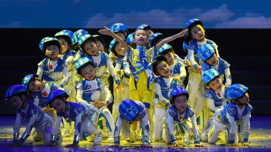 高清大图：“蓝天娃”精彩演绎《同在蓝天下》，向全国小朋友献礼