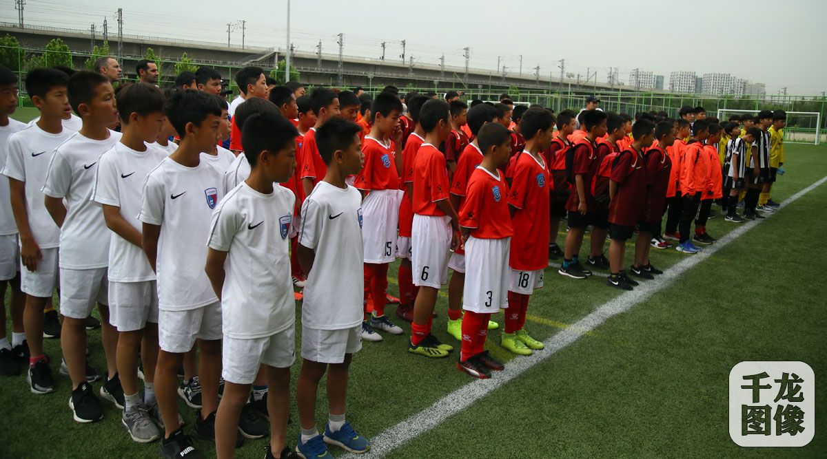 2019中韩足球少年绿茵场上过六一高鑫青训基地切磋球技比高低