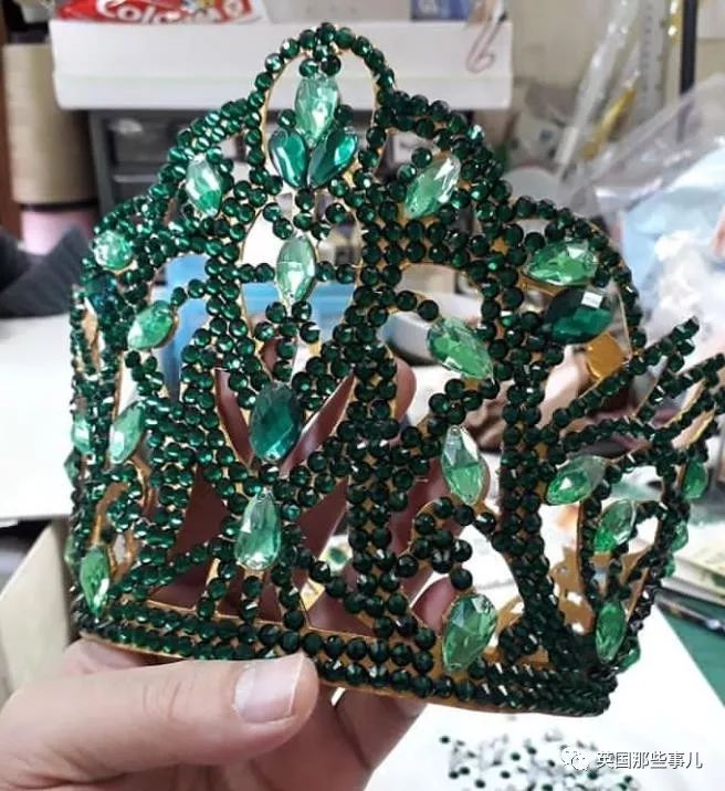 用布料给洋娃娃做衣服,手工高定时装