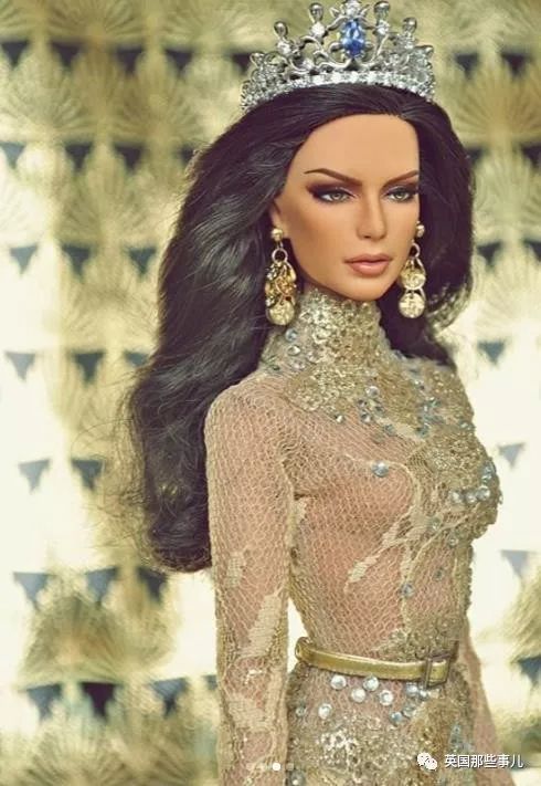 用布料给洋娃娃做衣服,手工高定时装