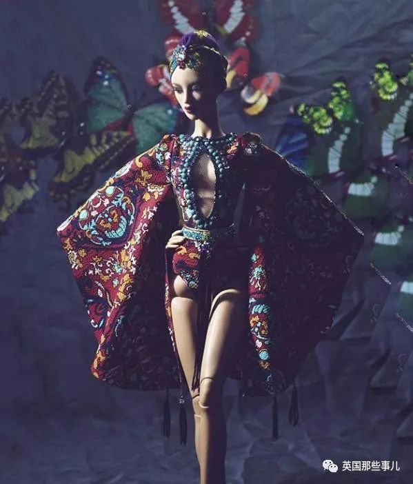 用布料给洋娃娃做衣服,手工高定时装