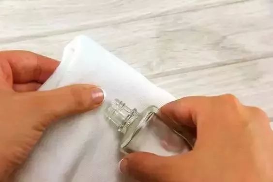 小白衣服脏了怎么洗,学会这招衣服多脏都能洗干净