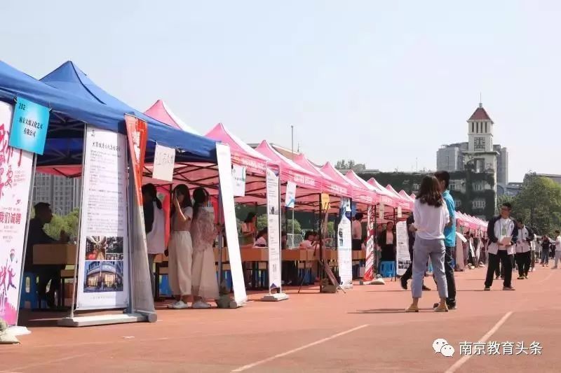 九个岗位抢一个学生！入职后收入高达......什么学校这么牛？