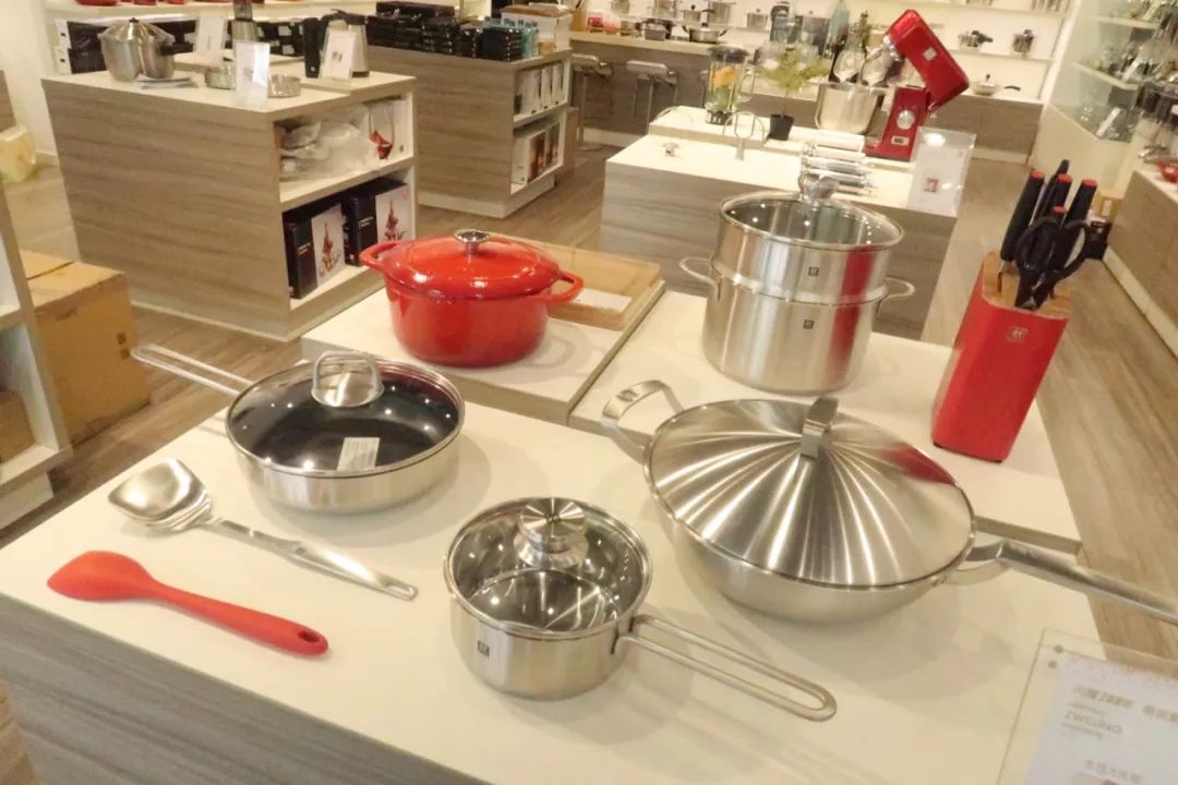 年轻姑娘霸占试衣间2小时，却只挑店里最丑的衣服试穿，还发朋友圈......