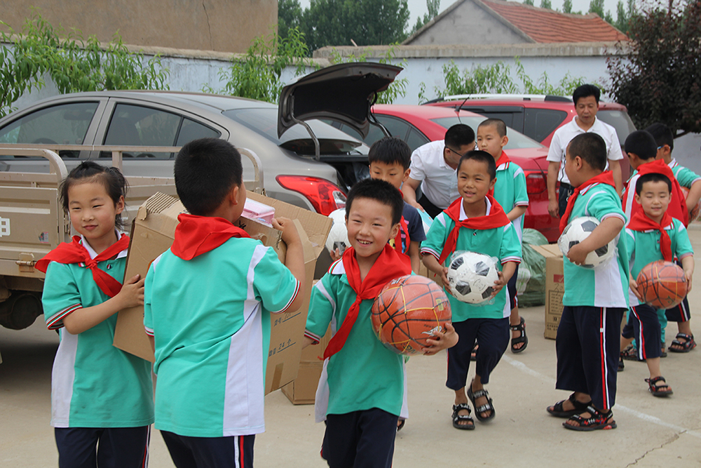 奔跑的少年——麦穗初齐稚子骄——泰康人寿临沂中支赴沂水土沟小学举办爱心捐赠公益活动